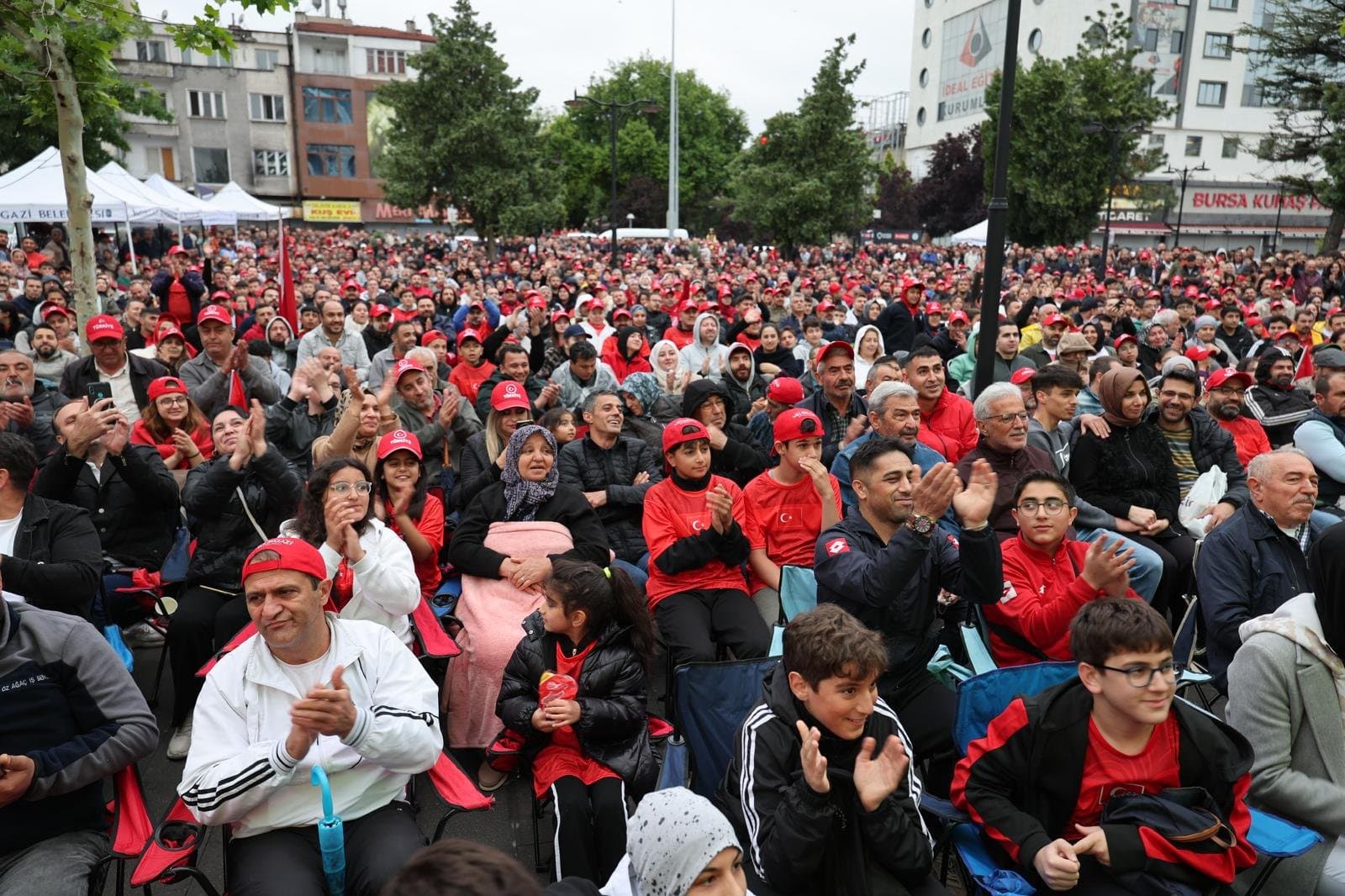 Kayserililer Dünya Kupası heyecanını dev ekranlarda yaşadı 