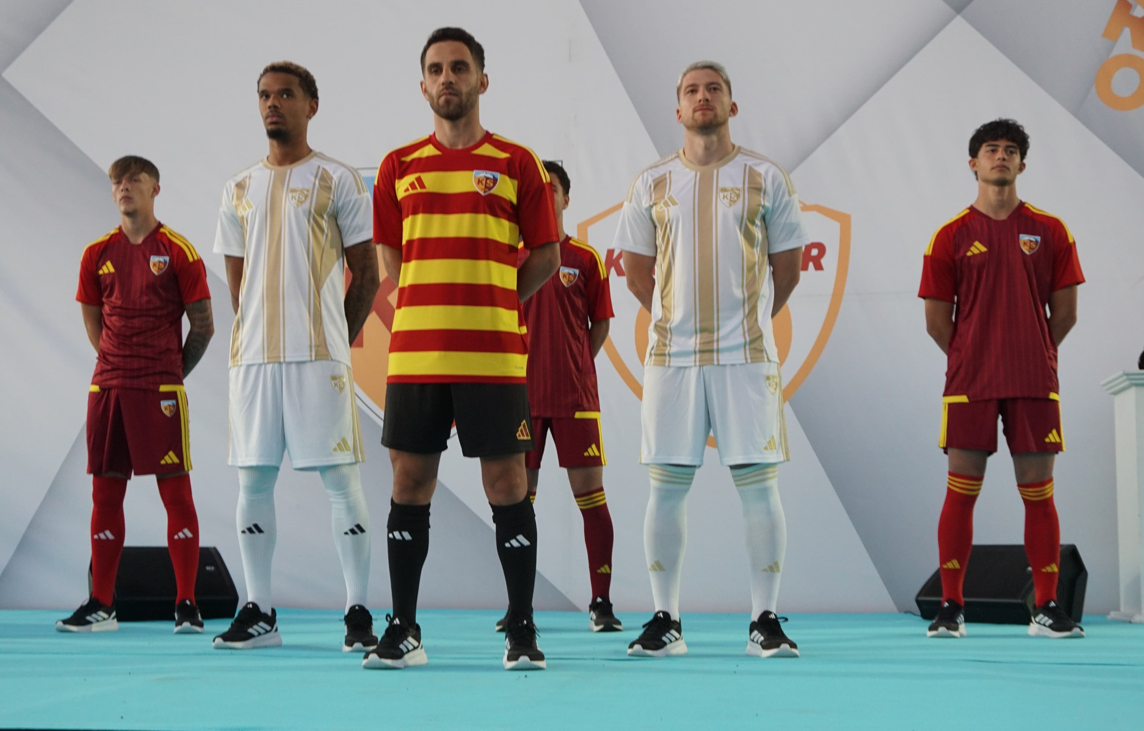 Kayserispor’un yeni sezon giyeceği formalar tanıtıldı
