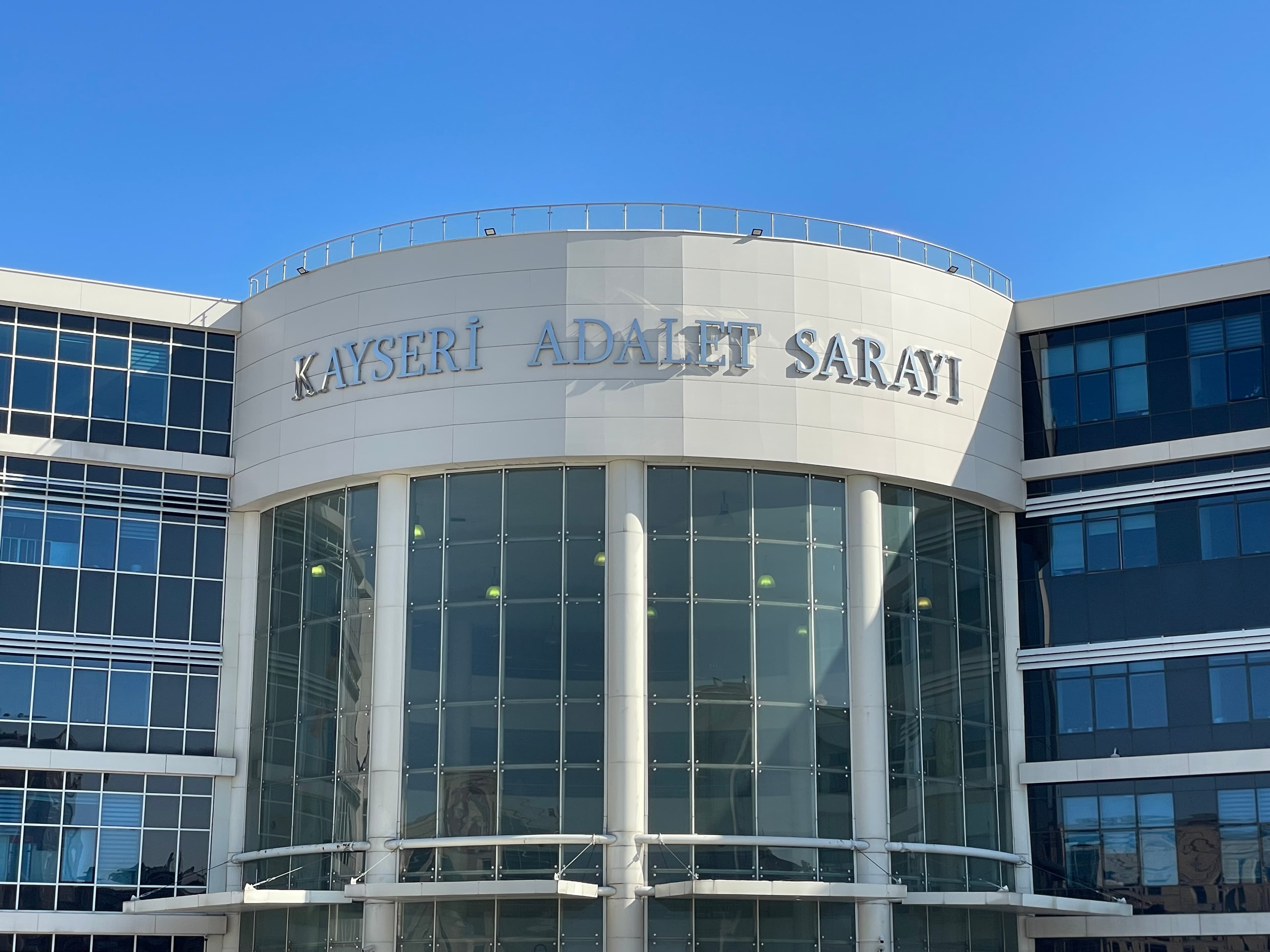 Bir kişinin ölümüyle ilgili yargılanan 2 kardeş ile babaları için karar çıktı 
