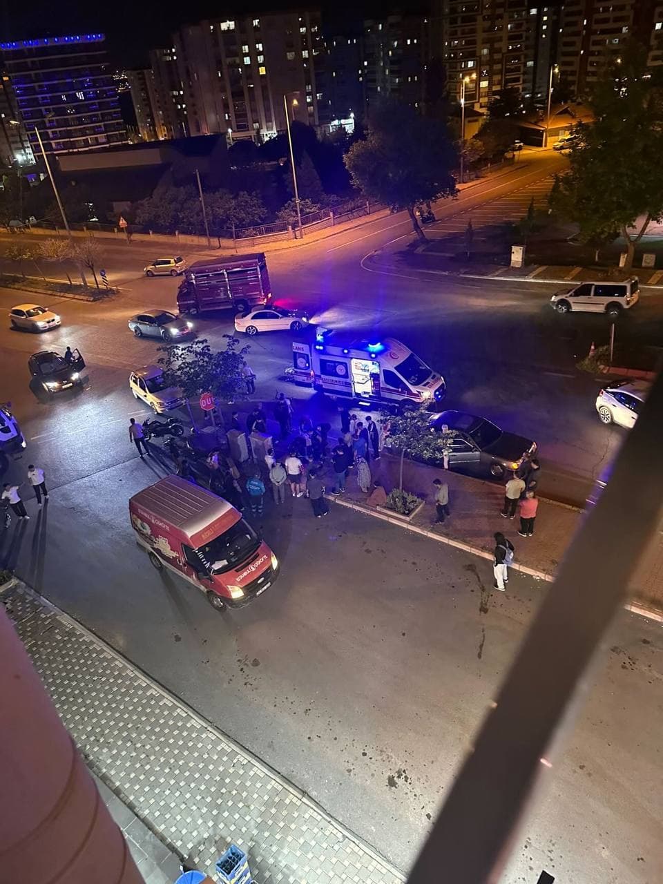 Otomobille motosikletin çarpıştığı kazada 1’i ağır 2 kişi yaralandı